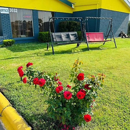Travel Inn & Suites Emporia Exterior foto