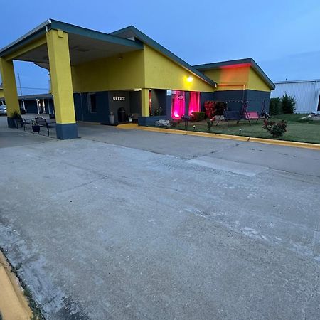 Travel Inn & Suites Emporia Exterior foto