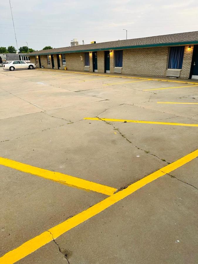Travel Inn & Suites Emporia Exterior foto