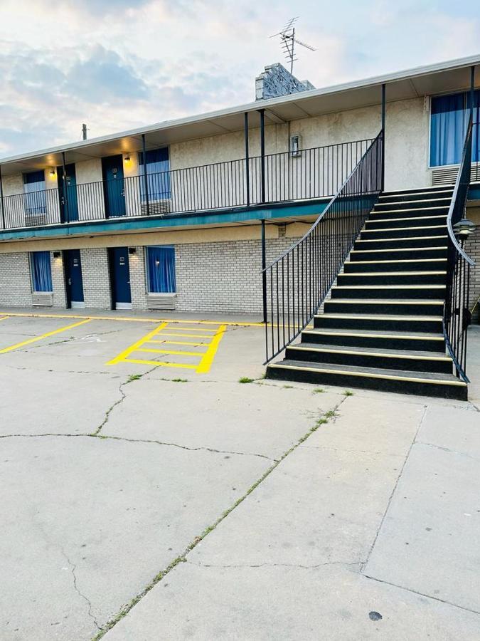 Travel Inn & Suites Emporia Exterior foto
