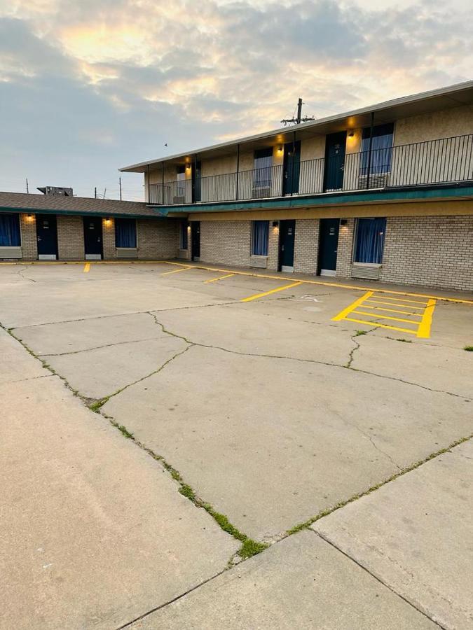 Travel Inn & Suites Emporia Exterior foto