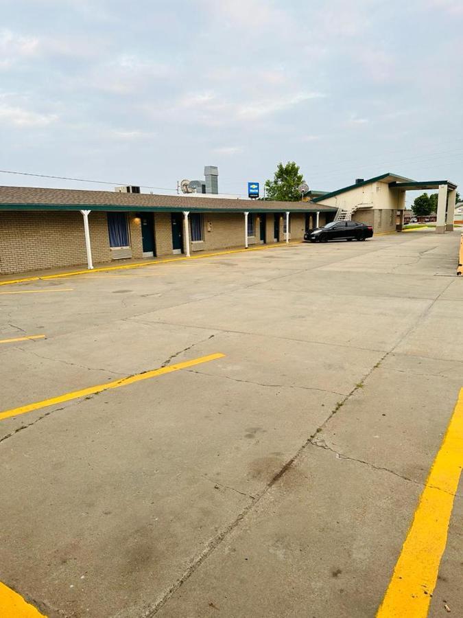 Travel Inn & Suites Emporia Exterior foto