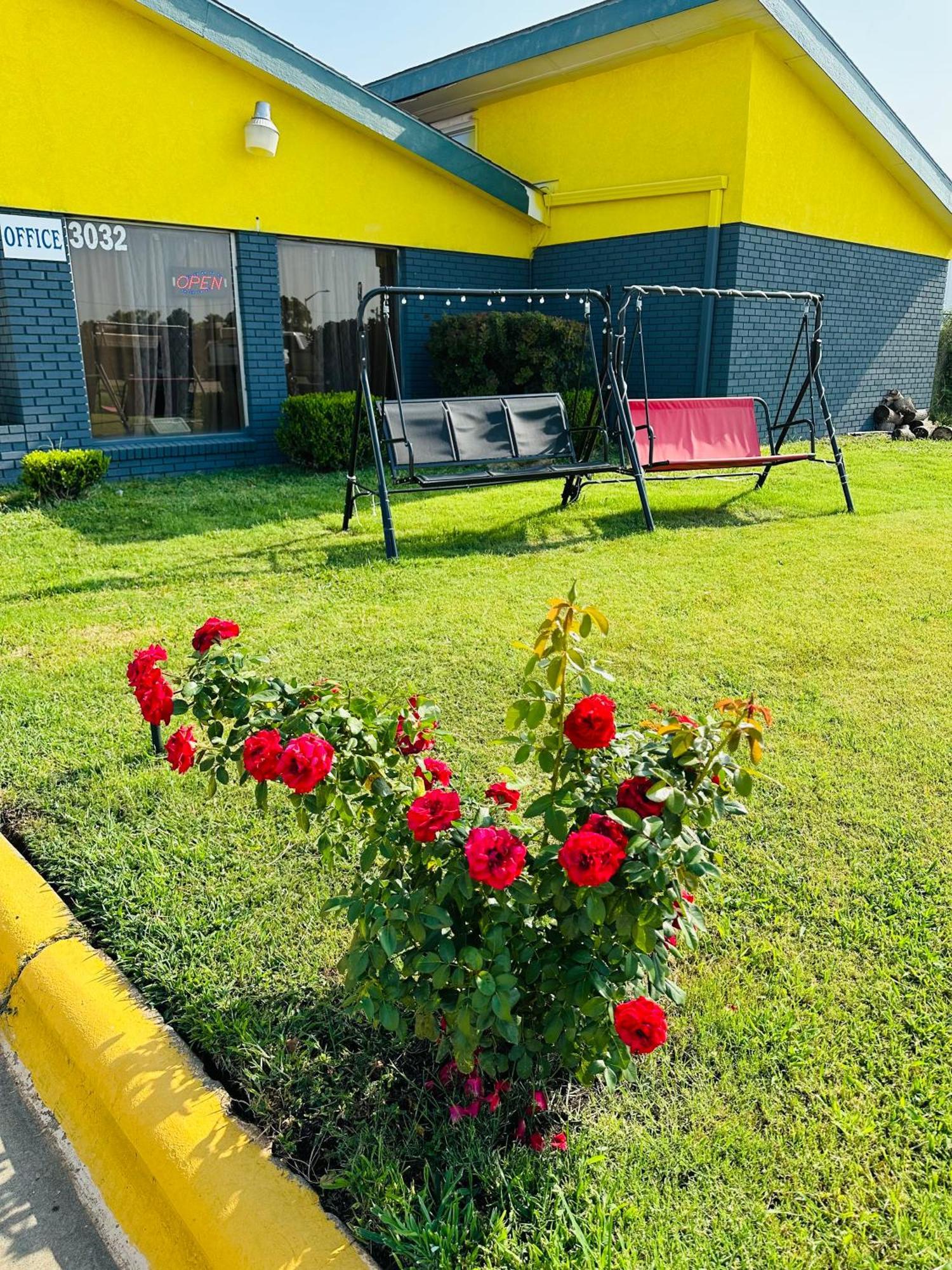 Travel Inn & Suites Emporia Exterior foto