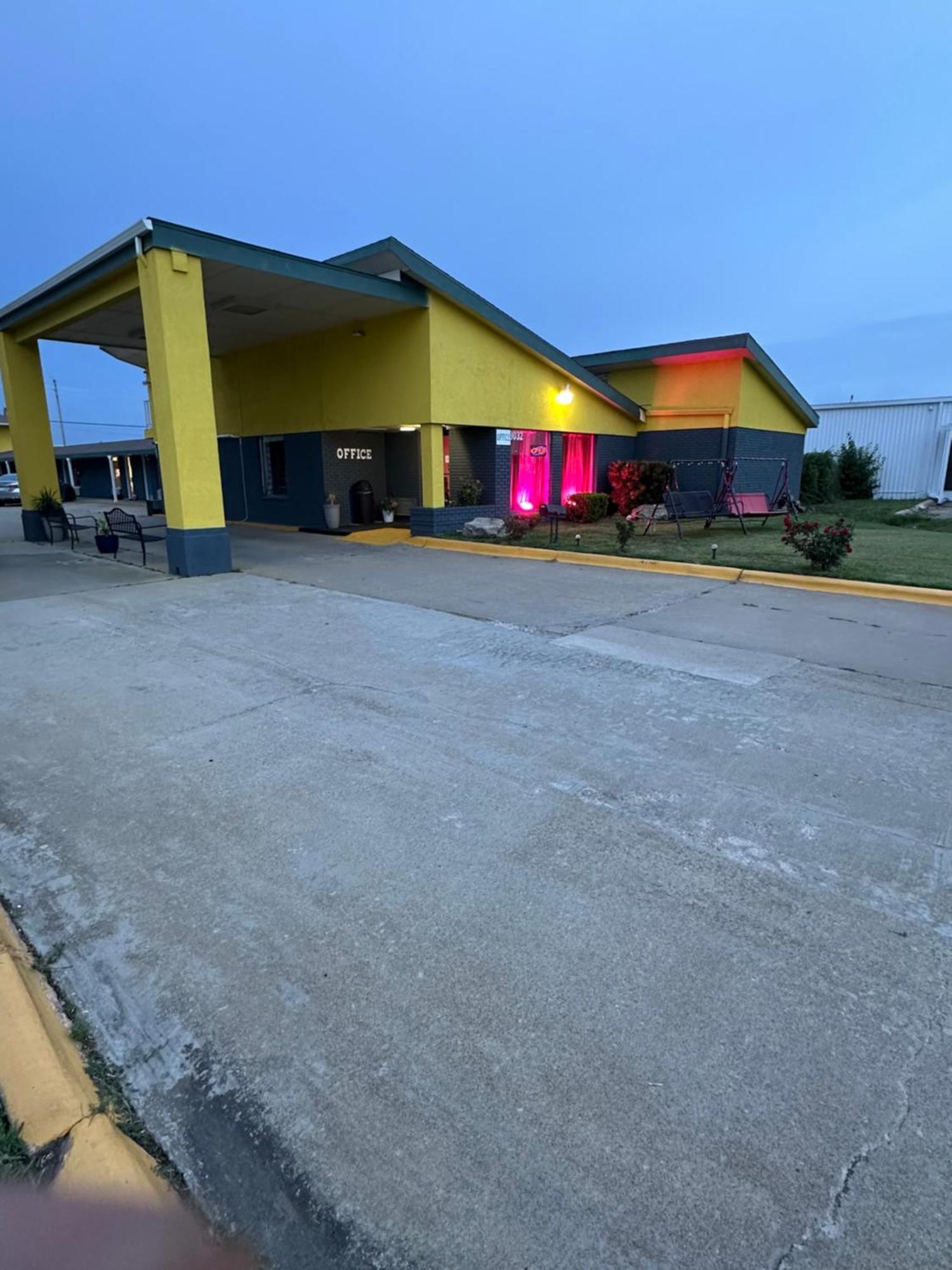 Travel Inn & Suites Emporia Exterior foto