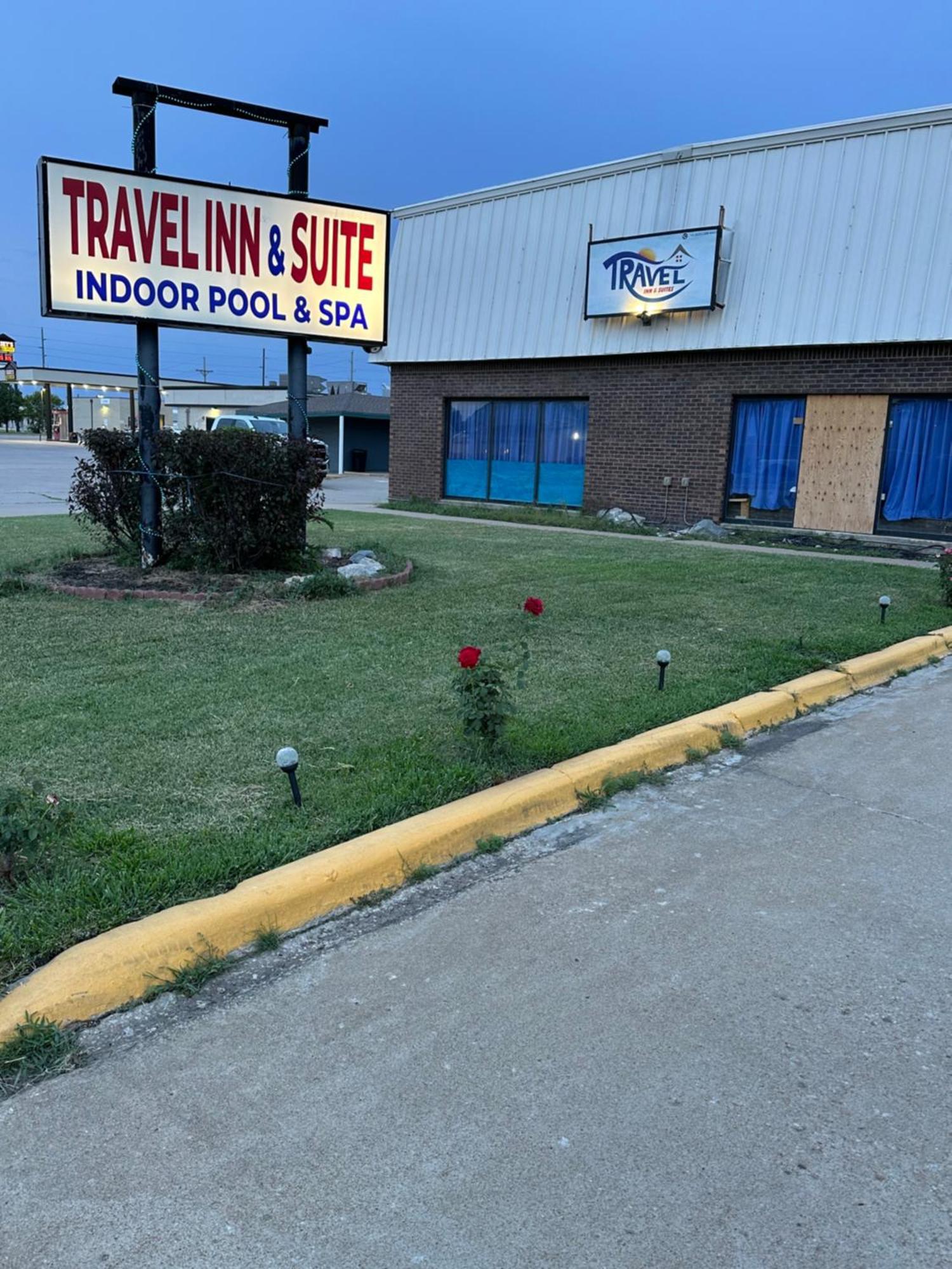 Travel Inn & Suites Emporia Exterior foto